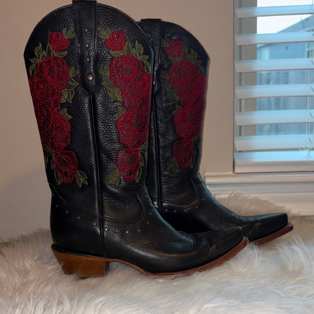 Black Leather Women's Western Boots with Red Rose Embroidery